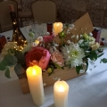 img Centre de table fleuri pour les invités, location caisse de vin & bougies Led - fleuriste Blaye