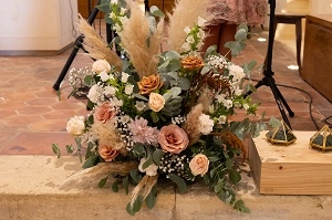 Composition florale d'autel - fleuriste Blaye