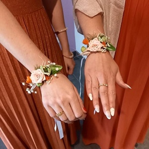 Bracelet fleuri, demoiselle d'honneur - fleuriste Blaye