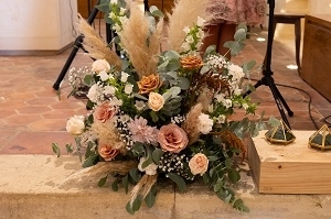 Composition florale d'autel - fleuriste Blaye