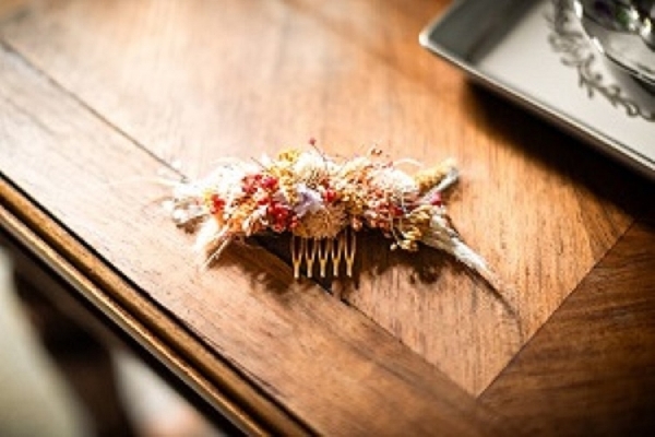 Peigne en fleurs séchées, mariée - fleuriste Blaye